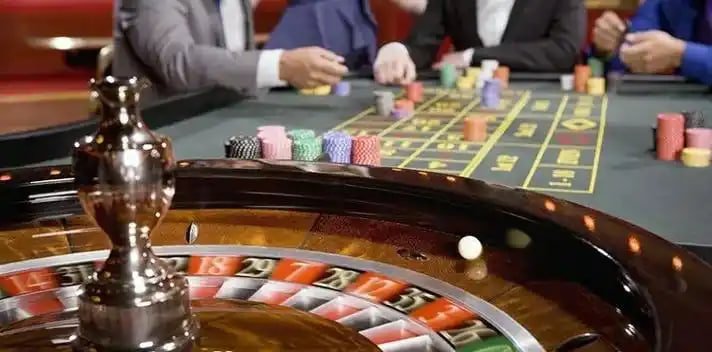 Dealer profesional di studio papabet88 Dealer profesional papabet88 menyiapkan putaran roulette berikutnya